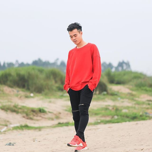 Tủ đồ của Văn Toàn có nhiều kiểu áo thun đa dạng về màu sắc và kiểu dáng.