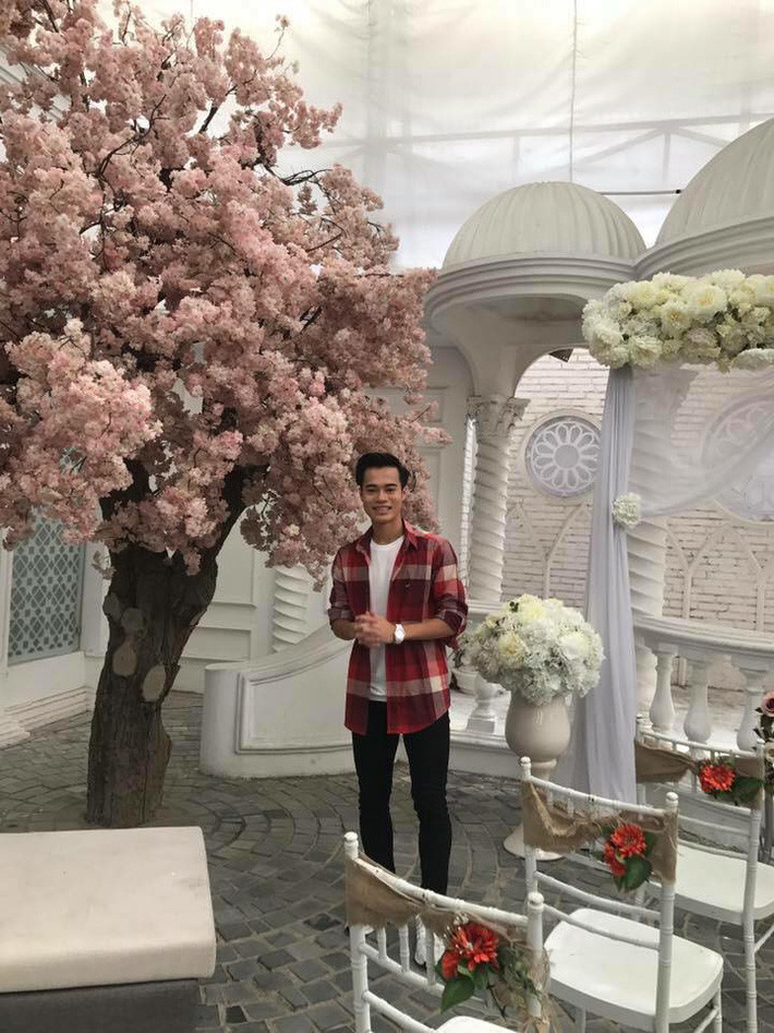 Khi đi chơi, anh chàng chọn áo phông trắng, quần đen, khoác áo sơ mi kẻ và giày thể thao trắng khỏe khoắn.