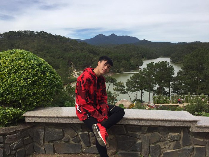 Áo đỏ quần đen và giày đỏ khiến chàng cầu thủ nổi bật và cá tính. Ảnh: FBNV.