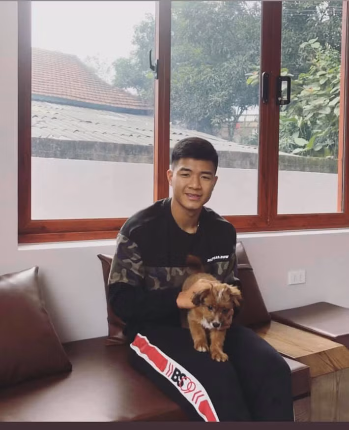 Hà Đức Chinh khoe mái tóc bồng trên đỉnh và cắt gọn hai bên.