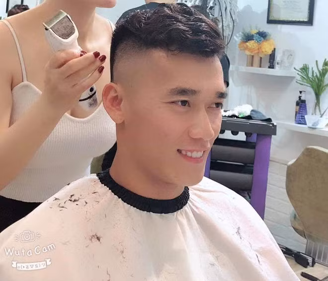 Thủ môn Bùi Tiến Dũng cũng tạm biệt mái tóc "súp lơ", thay vào đó là tạo kiểu gọn gàng hơn.