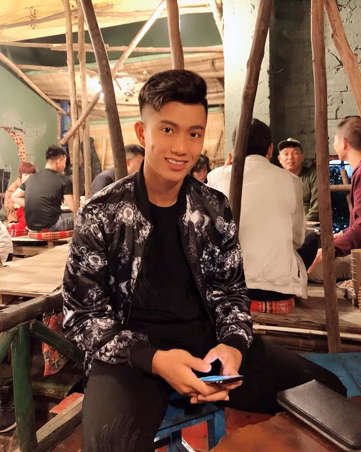 Phan Văn Đức khoe nét bảnh bao với mái tóc tạo kiểu cẩn thận.