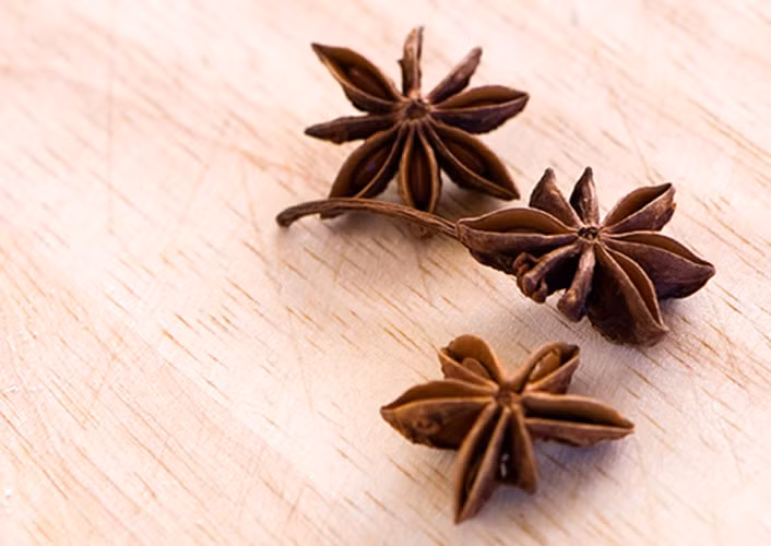 Để chế biến món bắp bò ngâm mắm ngon đúng điệu, chị em cần chuẩn bị sẵn 700g bắp bò, 1 củ gừng, 2 hoa hồi, quế, thảo quả, nước mắm ngon, đường cát, giấm gạo, 2 củ tỏi và 10 quả ớt. Ảnh: Internet.