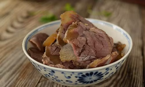 Món ăn tuyệt ngon khi thái thành lát mỏng, ăn kèm với củ kiệu, rau sống. Nó rất thích hợp để trở thành món lai rai cho cánh mày râu lúc xôm tụ. Ảnh: Suckhoedoisong.