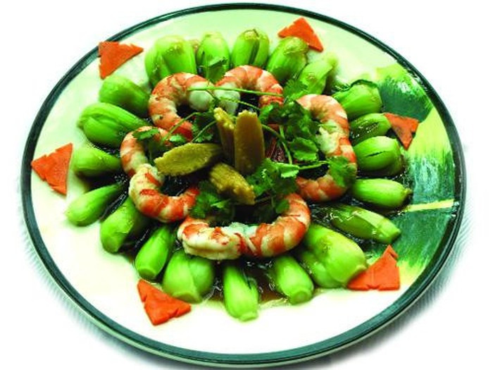 Món ăn từ cải thìa có thể trị bệnh như cải thìa xào tôm nõn giúp nam giới trị thận yếu gây liệt dương, yếu sinh lý; canh cải thìa trị cảm gió; cải thìa trộn với bã đậu phụ và bột gạo nếp ăn trị đái tháo đường... Ảnh: Amthuc365.