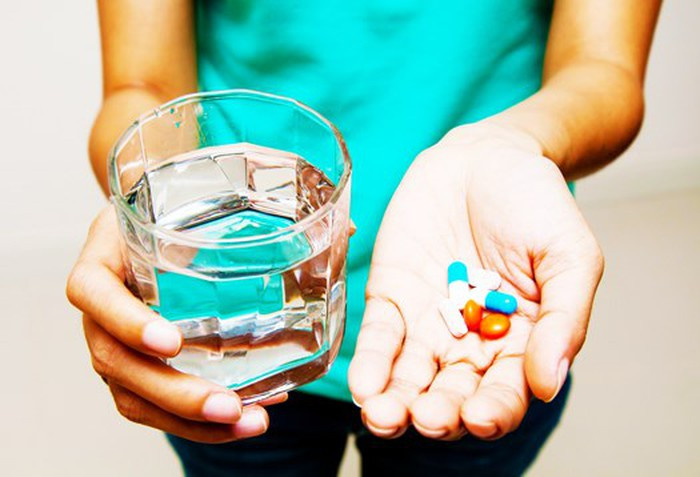 Thuốc trị tiêu chảy: Cần dự phòng nhiều gói oresol trong tủ thuốc gia đình để đề phòng trong nhà có nhiều người cùng bị tiêu chảy cần được bù lượng nước đã mất bằng oresol. Khi pha oresol phải theo đúng tỷ lệ hướng dẫn ghi trên nhãn thuốc, tránh tình trạng pha đặc hay loãng đều làm mất tác dụng của thuốc. Cần lưu ý đến hạn sử dụng trước khi dùng thuốc.