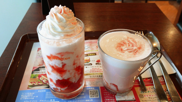 Thành phần của Latte sakura dâu gồm có cánh hoa anh đào, một vài lá anh đào ngâm muối, nước sốt dâu, kem whipping dâu và cuối cùng phủ bên trên là một lớp kem chocolate có vị dâu ngọt. Latte sakura được nhiều người lựa chọn và dịp mùa xuân bởi vị ngọt của nó vừa phải, thanh, hơi mặn mặn rất dễ uống.