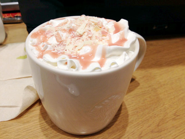 Latte sakura dâu: Loại nước uống này thường chỉ xuất hiện vào khoảng thời gian giữa tháng hai và đến giữa tháng ba, uống latte sakura dâu là cách người Nhật Bản cảm nhận và nhớ về mùa xuân.