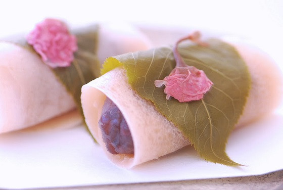 Bánh mochi sakura, hay còn được gọi là “Bánh gạo sakura”, một loại bánh ngọt không thể thiếu trong những ngày xuân của người dân Nhật Bản. Trong ẩm thực Nhật Bản, mochi sakura là món bánh gạo truyền thống có từ lâu đời, nguyên liệu chính để làm ra loại bánh này chính là bột nếp trộn với nước, nhân bên trong là đậu đỏ và được cuốn cùng lá hoa anh đào đã ngâm muối.