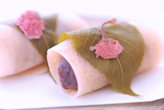 Bánh mochi sakura, hay còn được gọi là “Bánh gạo sakura”, một loại bánh ngọt không thể thiếu trong những ngày xuân của người dân Nhật Bản. Trong ẩm thực Nhật Bản, mochi sakura là món bánh gạo truyền thống có từ lâu đời, nguyên liệu chính để làm ra loại bánh này chính là bột nếp trộn với nước, nhân bên trong là đậu đỏ và được cuốn cùng lá hoa anh đào đã ngâm muối.
