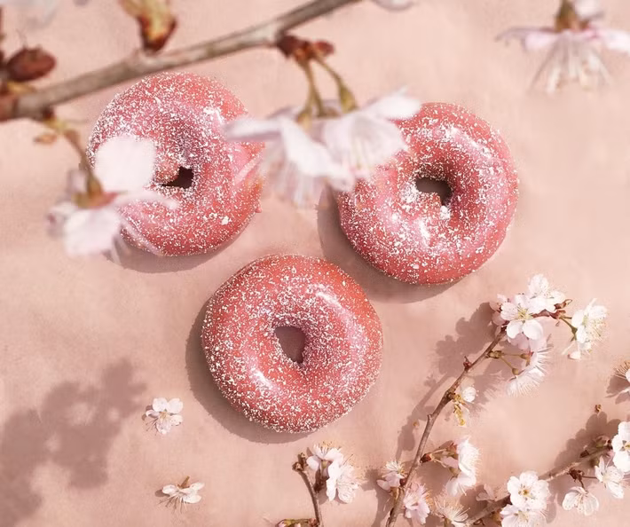 Bánh donut sakura: Nhắc đến ẩm thực Nhật Bản mùa xuân không thể thiếu món bánh donut sakura với nhân bên trong là kem - một loại bánh ngọt khoái khẩu của nhiều người.