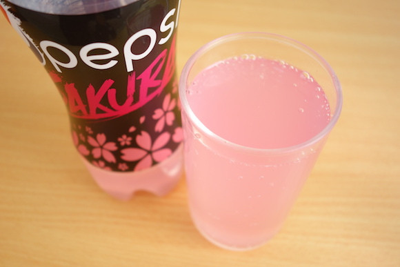 Pepsi Sakura là loại nước uống độc quyền của Nhật Bản, có màu hồng nhạt, mang hương vị sakura vừa ngọt vừa thơm nhưng cũng hơi chua chua. Đây là loại nước uống tuyệt vời giữa mùa hoa anh đào nở rộ. Ảnh: Internet.