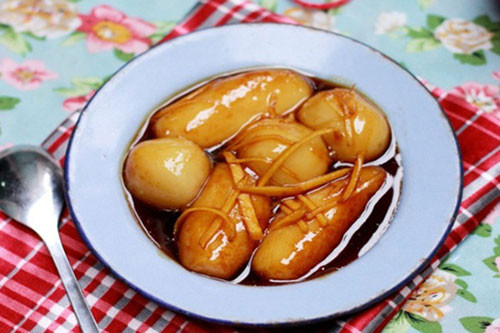 2. Bánh trùng mật mía Vĩnh Tường: Bánh trùng mật mía được người dân Vĩnh Tường gọi là bánh “anh em” với bánh trôi, bánh chay bởi cách làm chúng gần giống nhau. Nhưng nét riêng biệt của loại bánh này đó là bánh không hề có nhân. Bánh mật mía hấp dẫn bởi màu đỏ cánh gián của mật mía, mùi thơm dịu nhẹ của gừng cùng chút vừng rang vàng được rắc lên trên.