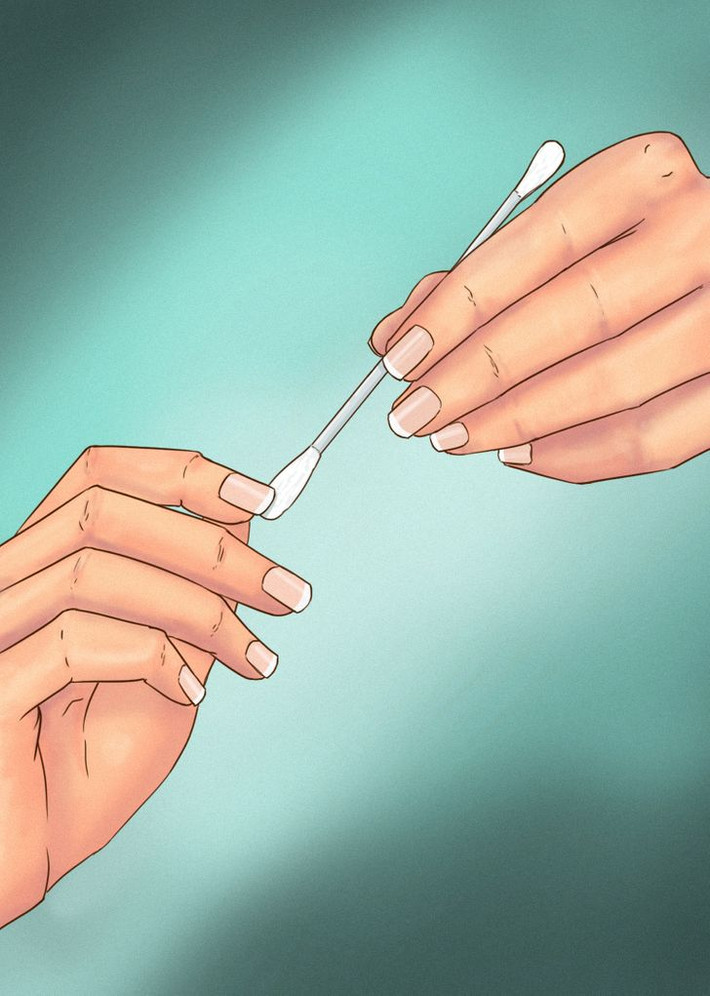 5. Dưới móng tay: Các vi khuẩn khác nhau có thể cư trú ở khu vực dưới móng tay và bạn sẽ không thể loại bỏ tất cả chỉ bằng cách rửa tay. Hãy ngâm tăm bông với nước xà phòng ấm và ngoáy dưới móng tay để loại bỏ các vi khuẩn và mảnh vụn mà mắt thường không nhìn thấy được.