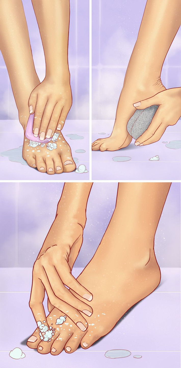 Các kẽ ngón chân cũng cần được làm sạch kỹ dù bạn đi giày hay tất kiểu nào. Để tránh vi khuẩn và vi trùng lây lan, bạn cần vệ sinh bàn chân bằng xà phòng với nước, sau đó dùng khăn lau khô.