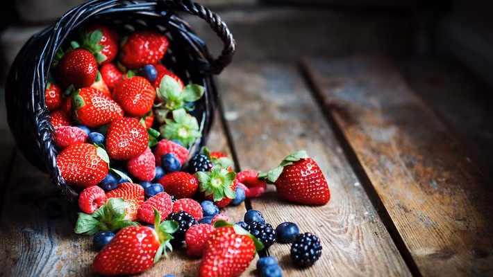 Quả mọng giàu chất chống oxy hóa anthocyanin làm tăng mức oxit nitric trong máu và giảm sản xuất các phân tử hạn chế mạch máu, giúp hạ huyết áp.