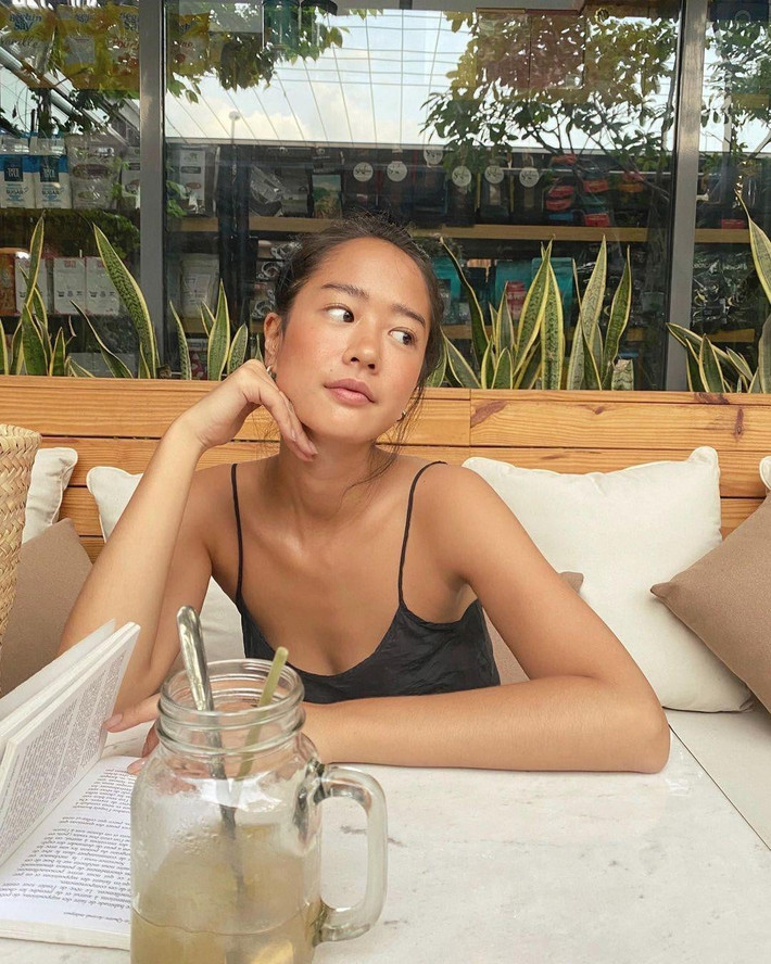 Sở hữu làn da nâu và vòng 1 nhỏ để có cơ thể thanh mảnh, Thùy Trinh thường xuyên lăng xê phong cách thả rông vòng một gợi cảm.