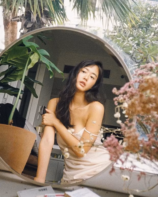 Nhờ gương mặt đẹp lạ và gu thẩm mỹ tinh tế, Thuỳ Trinh nhanh chóng nhận được nhiều lời mời làm mẫu ảnh thời trang và các MV ca nhạc.