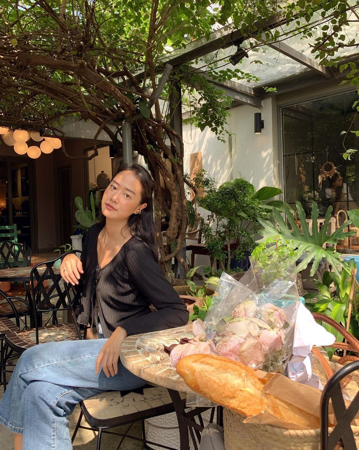 Cô thích những set đồ tối giản, phóng khoáng và gợi cảm.