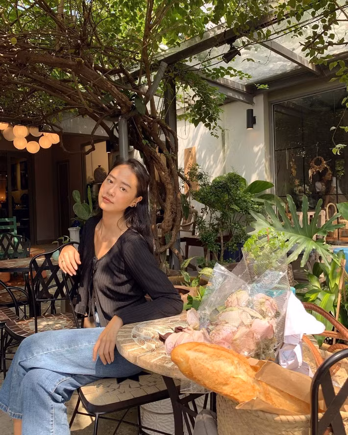 Cô thích những set đồ tối giản, phóng khoáng và gợi cảm.