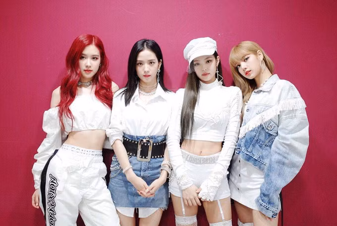 Nhóm gây ấn tượng với đồ diễn tông xuyệt tông gam trắng và denim, vừa tạo nên sự đồng điệu, vừa thể hiện cá tính của từng người.