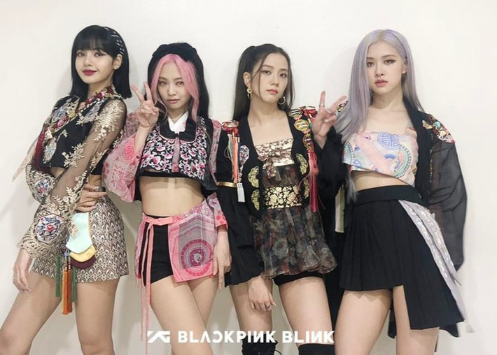 Có lần, nhóm chọn trang phục biểu diễn là những mẫu hanbok được cách tân khéo léo. Nhờ BlackPink, hanbok cách tân trở thành xu hướng trong năm 2020.