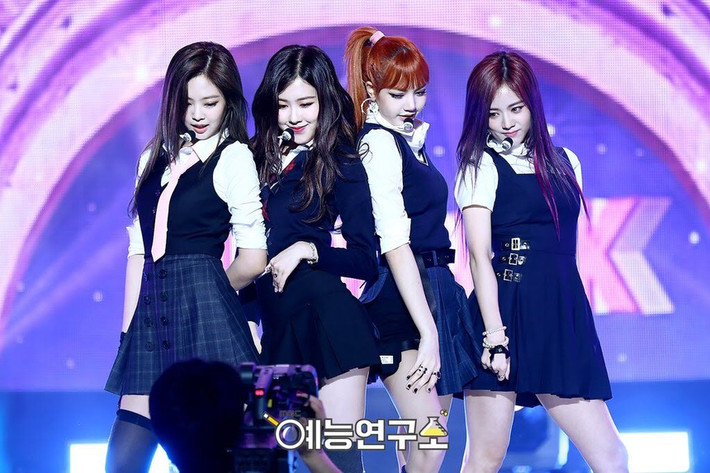 Các thành viên BlackPink mang đến vẻ trẻ trung, tươi mới trong đồ diễn giống đồng phục học sinh.