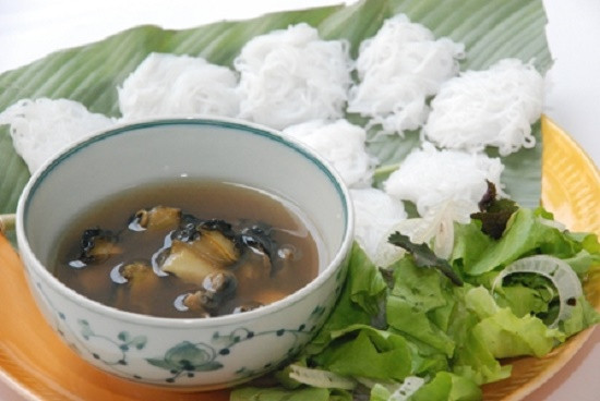 Cũng giống như cái tên gọi, bún ốc nguội được làm những nguyên liệu đều nguội. Bún nguội, ốc nguội, nước chấm nguội và nước canh cũng nguội. Thực ra những nguyên liệu này đã chế biến từ nước sôi hẳn hoi, nhưng phong cách riêng ở đây là để nguội.