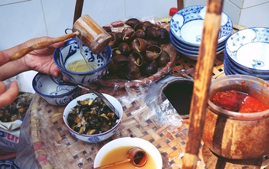 Bún ốc nguội thường được bán ở Ô Quan Chưởng, phố Nguyễn Trường Tộ, phố Hàng Chiếu và phố Nguyễn Cao… trong những quán ăn lớn.