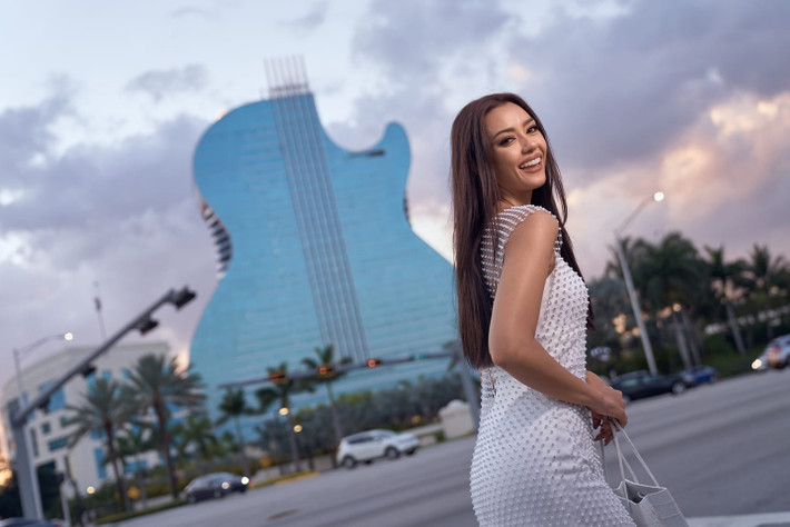 Amanda Obdam, đại diện Thái Lan tại Miss Universe đang diễn ra tại Mỹ, được xem là thí sinh có kho trang phục sành điệu và hoành tráng nhất