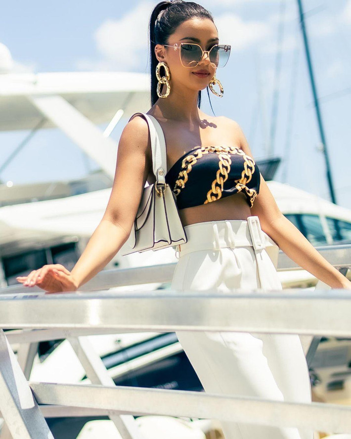 Chuẩn bị cho hành trình chinh phục Miss Universe 2020, Amanda Obdam cùng ê-kíp đã chuẩn bị tới 150 bộ trang phục khác nhau.