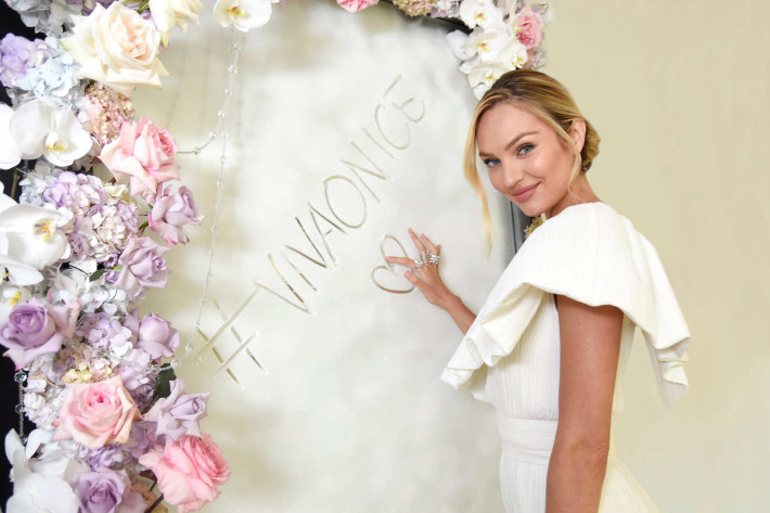 Ngoài ra, cô không thể ra ngoài mà trong túi thiếu những món đồ sau: kem chống nắng, tinh dầu hoa hồng, son dưỡng, son đỏ, tinh dầu thơm và một lọ kem dưỡng ẩm tốt. Ảnh: Internet.