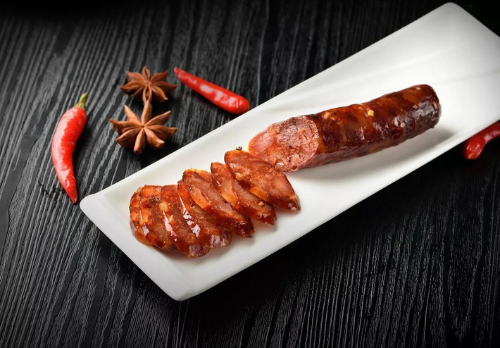 Lạp sườn: Lạp sườn là một trong những món ăn năm mới phổ biến và được yêu thích nhất ở Singapore, đặc biệt trong dịp Tết Nguyên đán. Nó có thể là nguyên liệu trong nấu nướng, hoặc được phục vụ như một món ăn chính trên bàn tiệc. Tại các khu chợ sầm uất, vào những ngày cận kề năm mới, lạp sườn thường được bày bán rất nhiều ở Singapore.