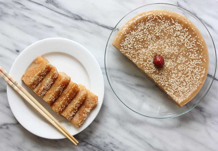 Bánh tổ Nian Gao được bày bán quanh năm nhưng mỗi khi Tết đến, lượng tiêu thụ thường tăng vọt. Người dân Singapore đặc biệt thích thưởng thức bánh này trong những ngày đầu năm mới với niềm tin sẽ mang đến sự ngọt ngào, gắn kết phát triển cho nhau.