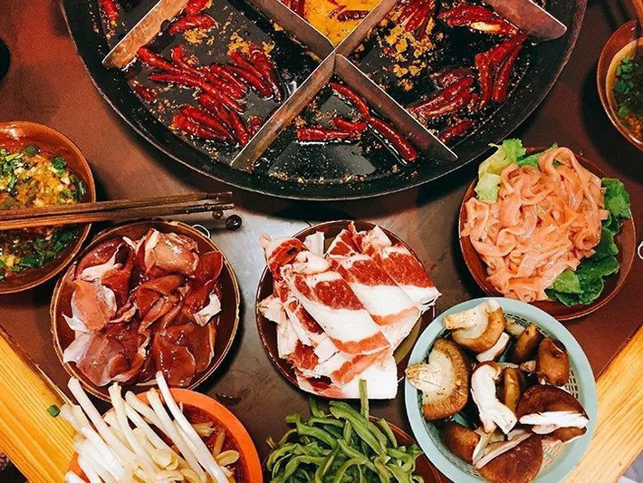 Lẩu: Ở Singapore, món lẩu bao gồm một nồi nước dùng lớn. Mỗi thực khách sẽ tự nấu phần ăn của mình bằng cách nhúng các nguyên liệu như cá, rau hoặc thịt vào nước dùng. Nước dùng phong phú có thể làm từ gà đến hải sản. Đây cũng là một món ăn mùa đông lý tưởng cho bữa đoàn viên vào đêm giao thừa ở Singapore.