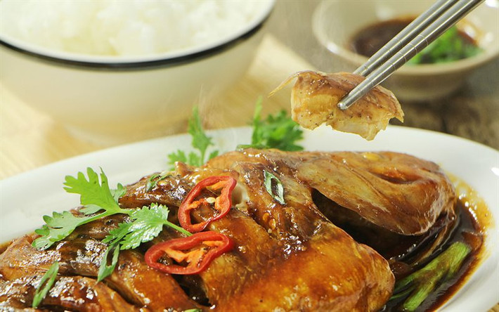 Cá cũng là món ăn phổ biến trong dịp Tết ở Singapore. Món cá biểu tượng cho sự phong phú dồi dào trong năm mới. Vì ý nghĩa đó, món ăn này rất phổ biến ở Singapore, đặc biệt với những người làm kinh doanh. Ảnh: Internet.