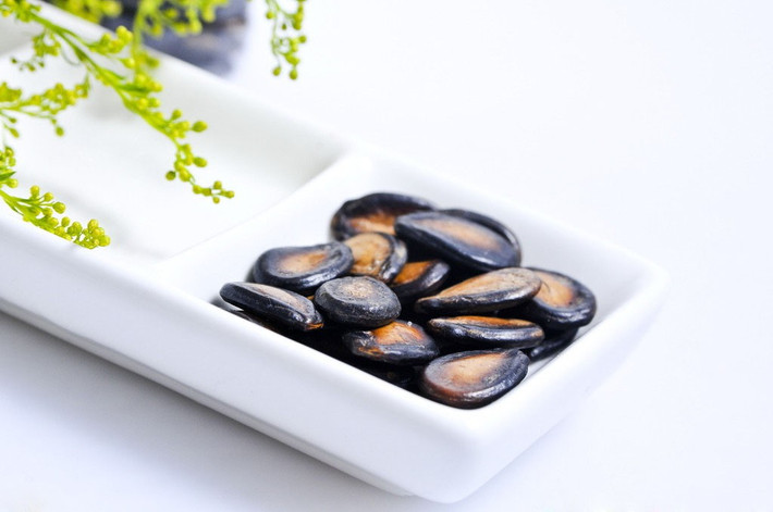 Hạt dưa: Vào dịp Tết, chủ nhà người Singapore sẽ chuẩn bị đồ ăn nhẹ và thức uống thích hợp để đãi khách. Ngoài bánh quy, các loại hạt và trái cây, hạt dưa cũng thường được sử dụng và được đặt trang trọng trên bàn tiếp đón.