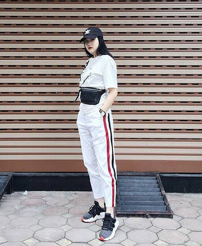 Hoàng Anh ưa chuộng những kiểu đồ thể thao cá tính.