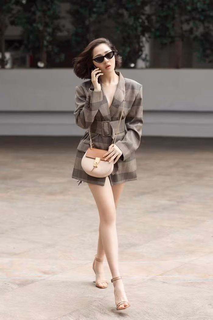 Những lần thả vòng 1 tự tin của Bảo Anh không gây phản cảm vì cô rất khéo tiết chế trang phục hở. Ảnh: FBNV.