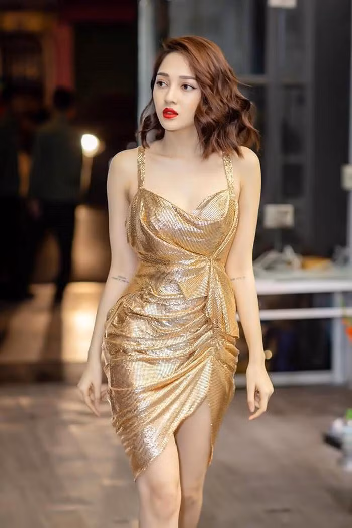 Trang phục từ nhà ra phố của Bảo Anh đều hết sức gợi cảm.