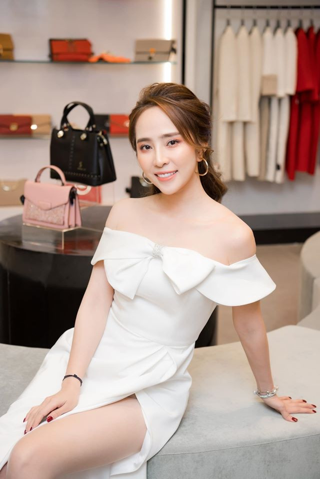 Chiếc váy trắng trễ vai có điểm nhấn là phần nơ ở ngực mang đến sự sang trọng cho nàng "Cá sấu chúa". Ảnh: Internet.