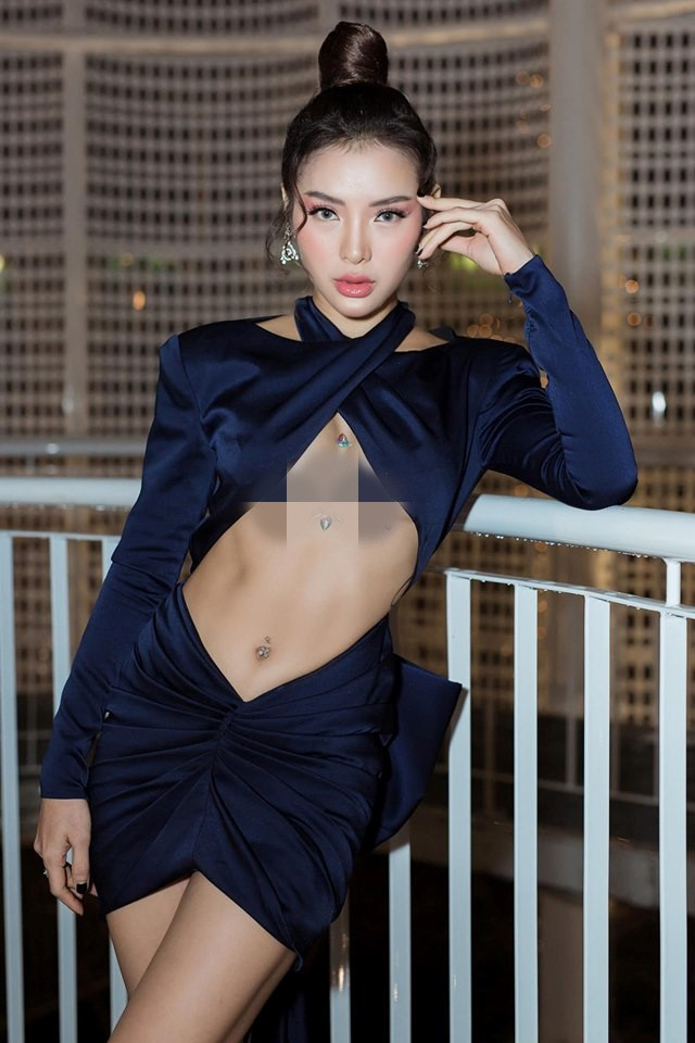 Trong một sự kiện hồi tháng 6, Phương Trinh Jolie gây tranh cãi không ít khi diện trang phục cắt xẻ táo bạo để lộ phần chân ngực.