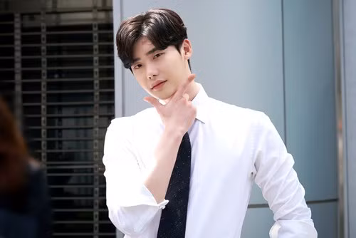 Nam tính, cuốn hút, quyến rũ...tất cả các mỹ từ đều có thể dùng để diễn tả khi anh chàng mặc áo sơ mi trắng.