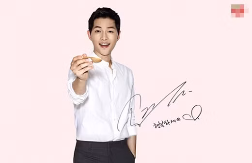 Song Joong Ki là một trong những nam thần diện sơ mi trắng đẹp nhất xứ Hàn. Với lợi thế khuôn mặt trẻ con, nụ cười tươi, Joong Ki nhanh chóng “đốn tim” nữ giới khi diện chiếc áo sơ mi trắng.