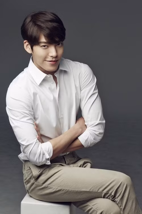 Với thân hình chuẩn mực của một người mẫu, việc Kim Woo Bin diện sơ mi trắng đẹp đến vậy cũng không phải là điều quá ngạc nhiên.