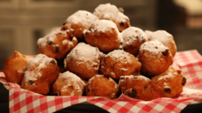 Oliebollen là món bánh truyền thống không thể thiếu trong dịp Giáng sinh và năm mới ở Hà Lan.