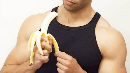 Thứ ba, lợi ích của chuối đối với nam giới - đó là khả năng cung cấp giống như một chất bôi trơn. Nó có thể ngăn bạn bị một cơn chuột rút cơ bắp mà bạn có thể gặp khi bạn đang thân mật với bạn đời. Lợi ích tiếp theo phải kể đến - đó là nó cải thiện rối loạn cương dương nếu bạn mới xuất hiện triệu chứng này. Nghiên cứu đã chứng minh ở nhiều người đàn ông có rối loạn chức năng cương cứng do lo lắng, ăn chuối thường xuyên sẽ cải thiện chức năng nam tính của bạn.