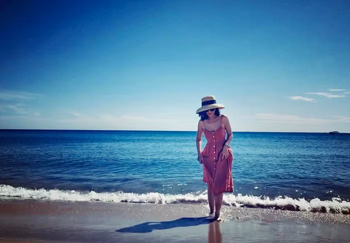 Khi đi biển, Thu Quỳnh chọn chiếc đầm hai dây vừa nữ tính vừa quyến rũ.