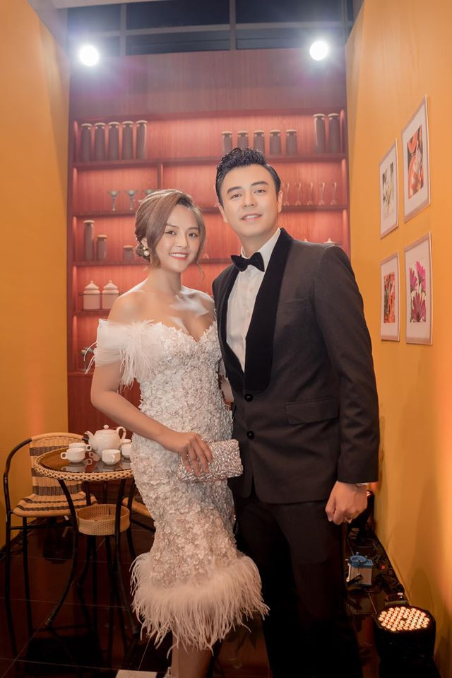 Ngoài đời, Thu Quỳnh chuộng những bộ cánh ôm sát cơ thể, khoe tối đa lợi thế.