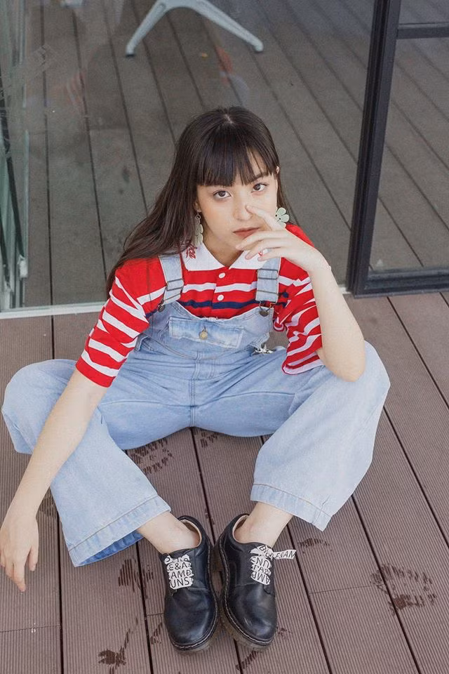 Thảo Tâm hóa cô nàng cá tính với áo phông kẻ và quần yếm năng động.